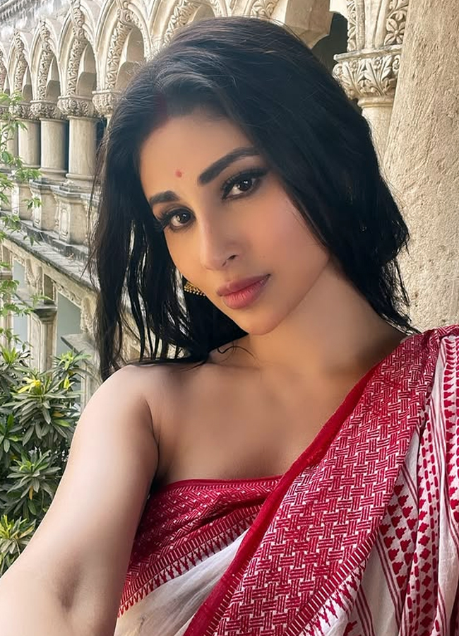  actress Mouni Roy has raised the temperature on social media19