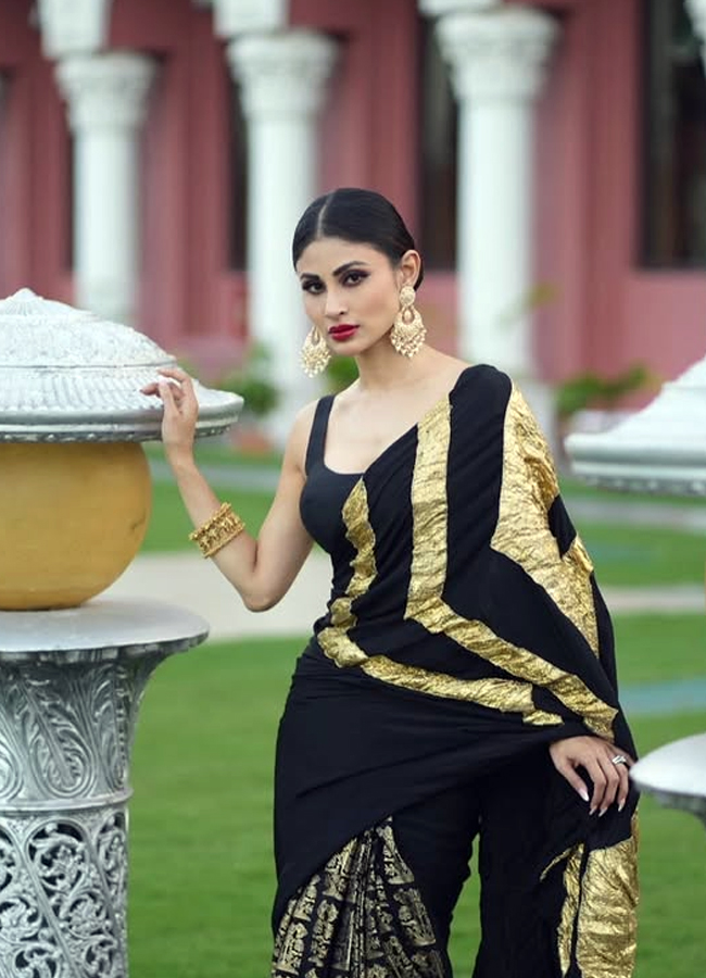  actress Mouni Roy has raised the temperature on social media5