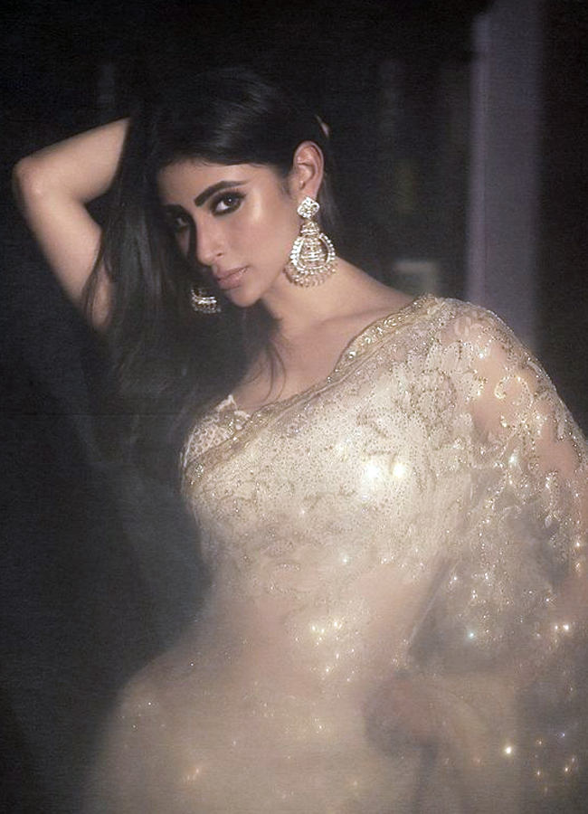  actress Mouni Roy has raised the temperature on social media7