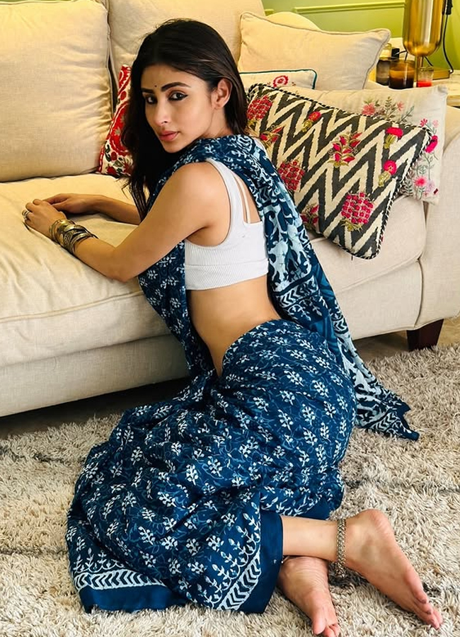  actress Mouni Roy has raised the temperature on social media9