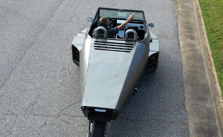 Radical three-wheeler provide the engine to the back and the power to the front Photos8