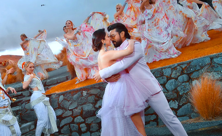 Ram Charan Game Changer Naa Naa Hyraanaa Song Released HD Stills Photos23