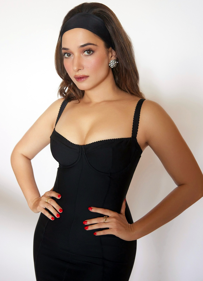 Tamannah killing looks in retro fashion black corset dress: Pics Viral11