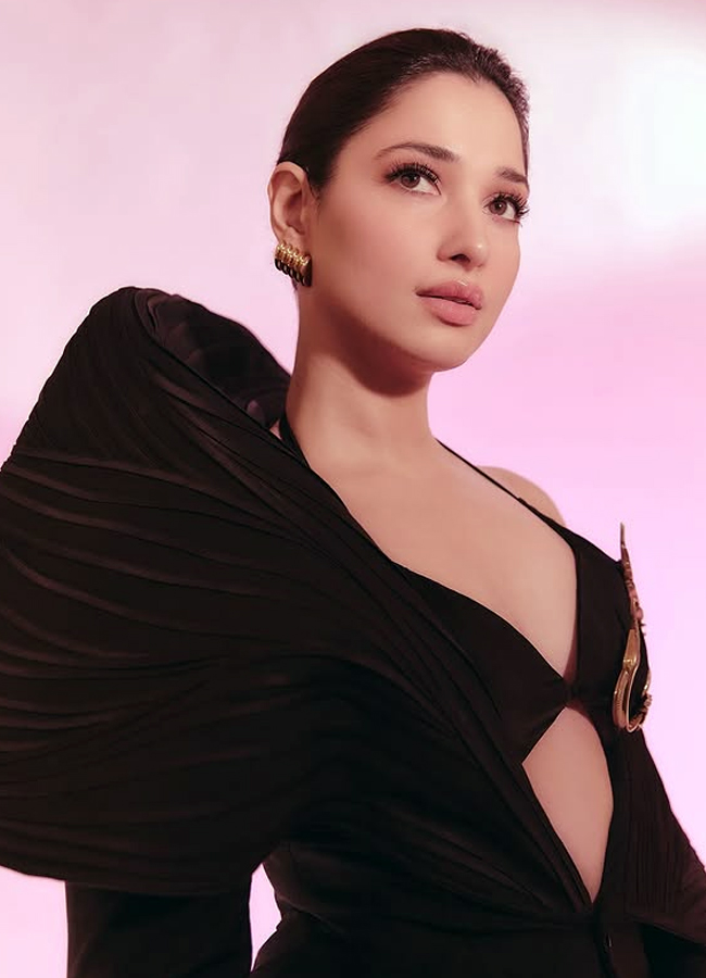 Tamannah killing looks in retro fashion black corset dress: Pics Viral12