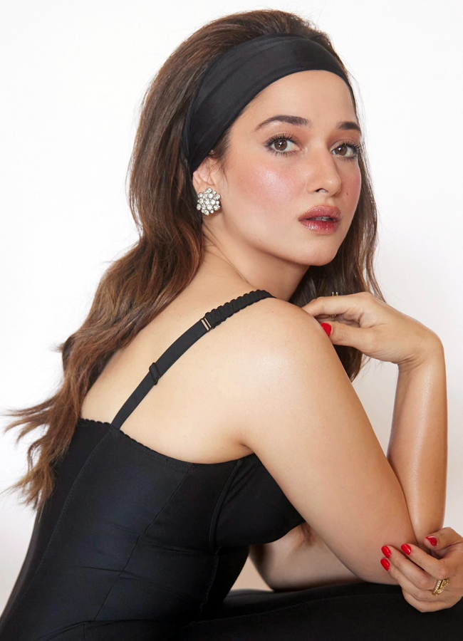 Tamannah killing looks in retro fashion black corset dress: Pics Viral3