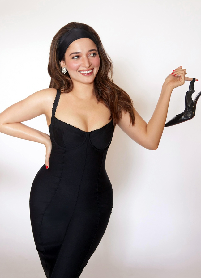 Tamannah killing looks in retro fashion black corset dress: Pics Viral8