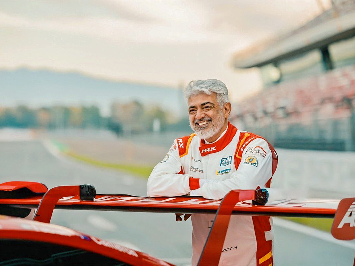 Ajith Kumar Poses with His Race Car At Barcelona F1 Circuit4