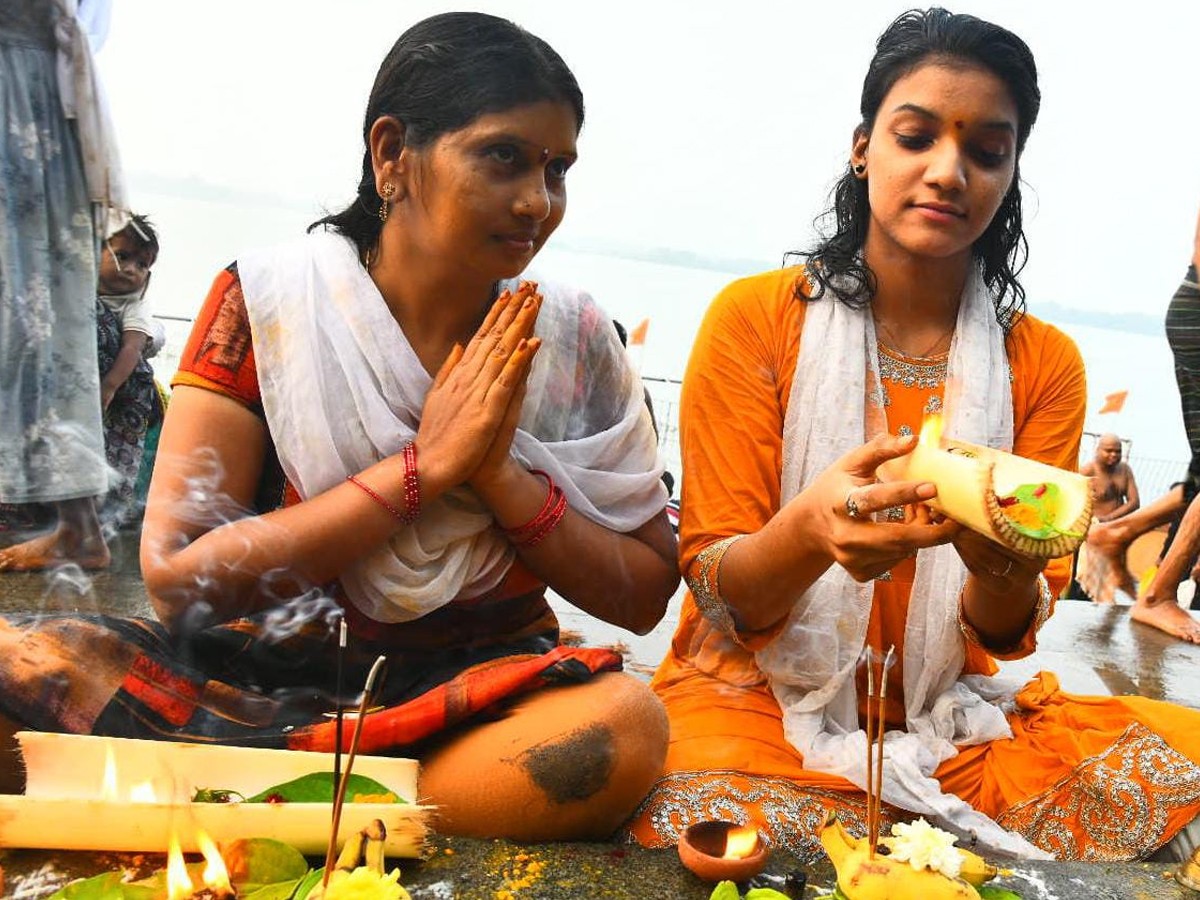 Devotees Rush At Vijayawada Punnami Ghat To Offer Karthika Masam Prayers2