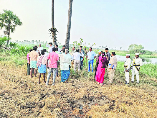 మూసీని పరిశీలించిన కలెక్టర్‌, డీసీపీ 1