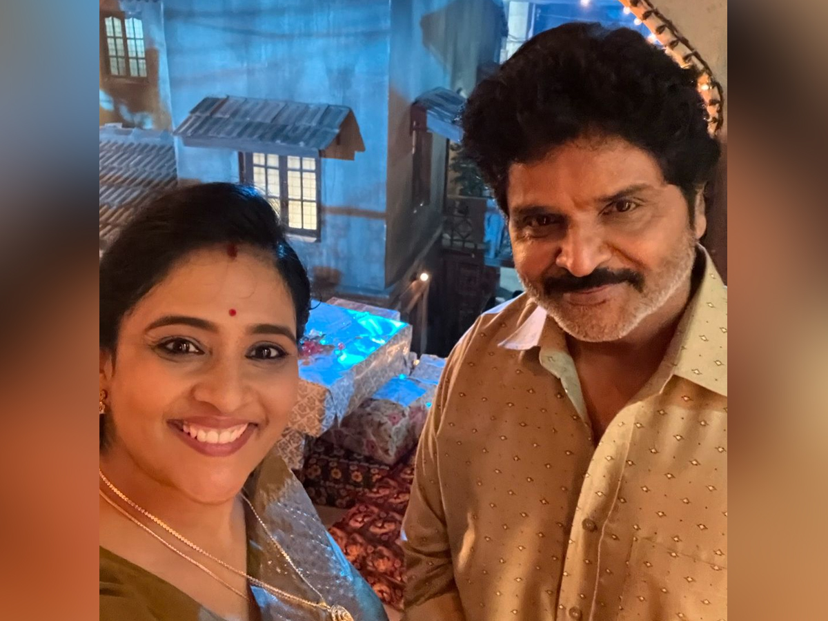 Actress Gayatri Bhargavi Shared Memories Of Her With Lucky Bhaskar Movie Team4