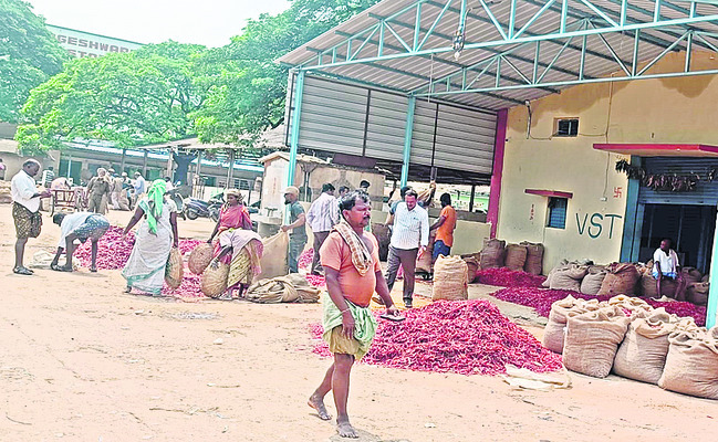 తగ్గిన ఎండు మిర్చి ధర 1