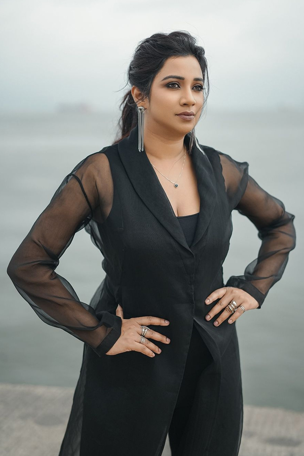 Top Singer Shreya Ghoshal Shines Like A Heroine In Black Dress Photos Viral2