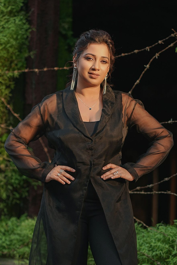 Top Singer Shreya Ghoshal Shines Like A Heroine In Black Dress Photos Viral17