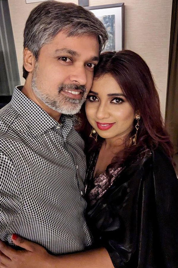 Top Singer Shreya Ghoshal Shines Like A Heroine In Black Dress Photos Viral10