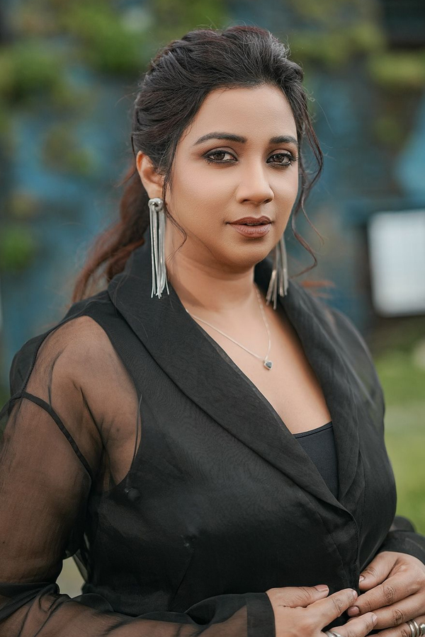 Top Singer Shreya Ghoshal Shines Like A Heroine In Black Dress Photos Viral4