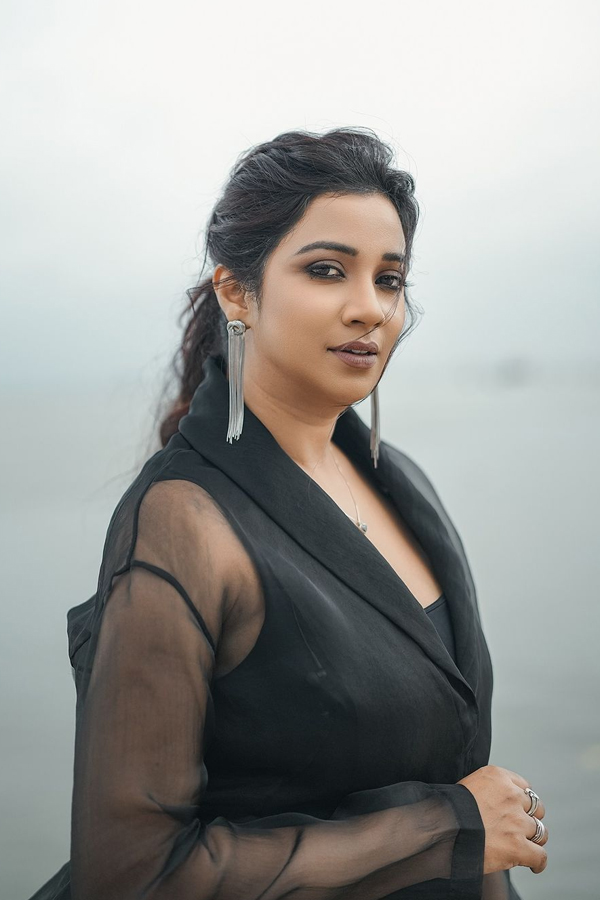 Top Singer Shreya Ghoshal Shines Like A Heroine In Black Dress Photos Viral5