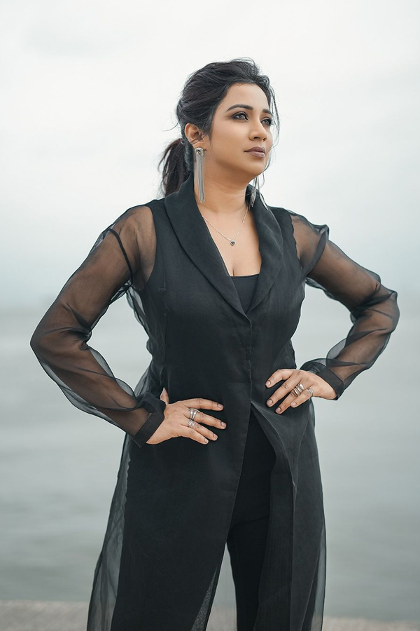 Top Singer Shreya Ghoshal Shines Like A Heroine In Black Dress Photos Viral6