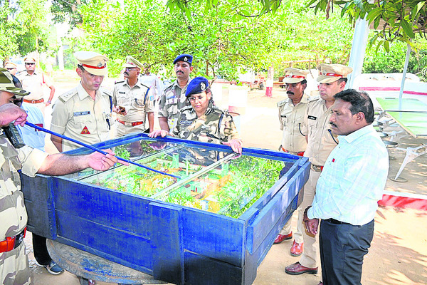 ఫిర్యాదుదారులతో మర్యాదగా నడుచుకోవాలి1