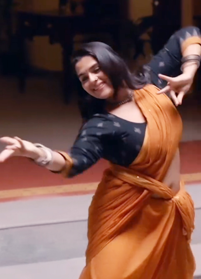 Balagam heroine Kavya kalyanram mesmarizing dance steps in saree11