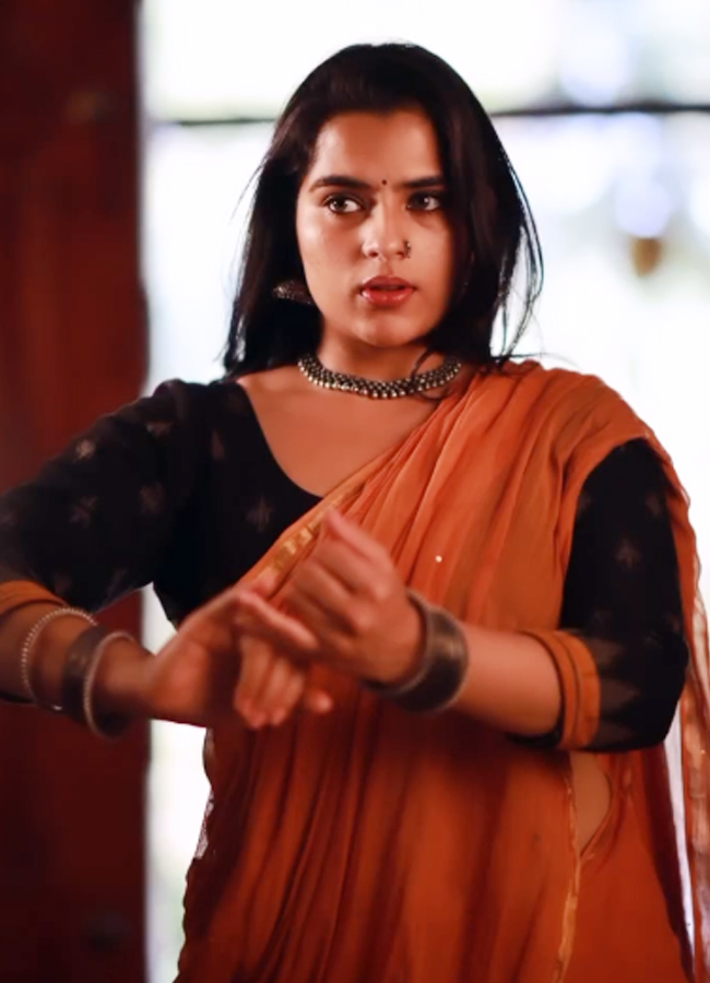 Balagam heroine Kavya kalyanram mesmarizing dance steps in saree12