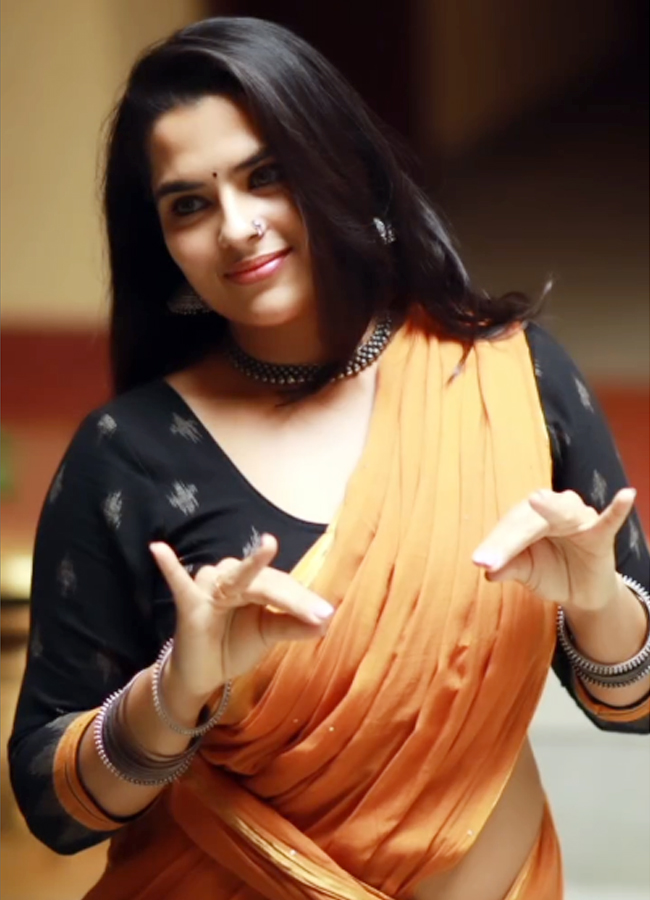 Balagam heroine Kavya kalyanram mesmarizing dance steps in saree13