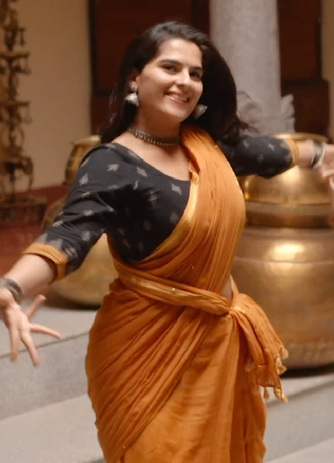 Balagam heroine Kavya kalyanram mesmarizing dance steps in saree16