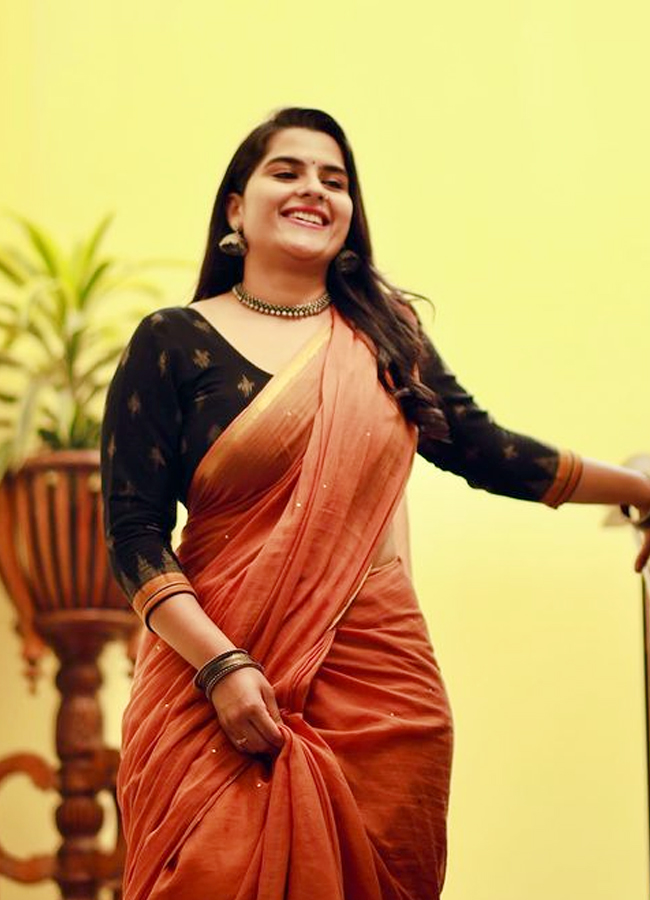 Balagam heroine Kavya kalyanram mesmarizing dance steps in saree4