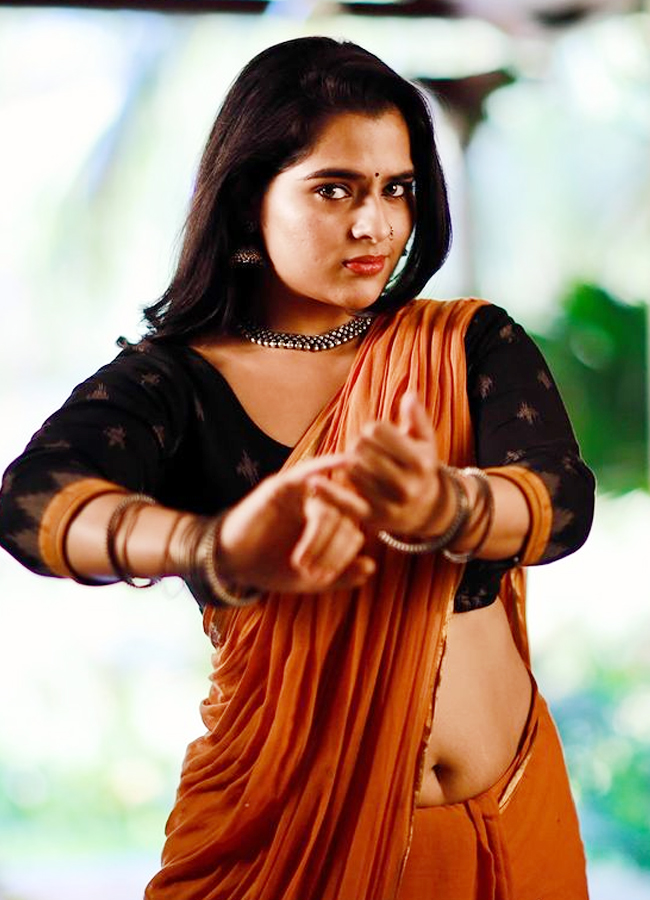 Balagam heroine Kavya kalyanram mesmarizing dance steps in saree5