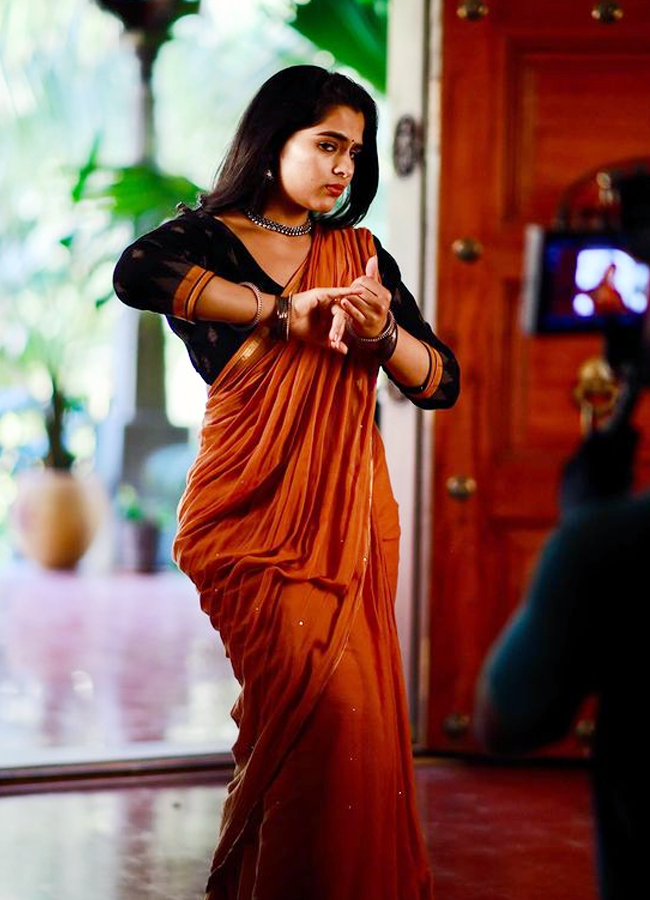 Balagam heroine Kavya kalyanram mesmarizing dance steps in saree7