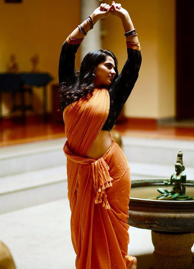 Balagam heroine Kavya kalyanram mesmarizing dance steps in saree8