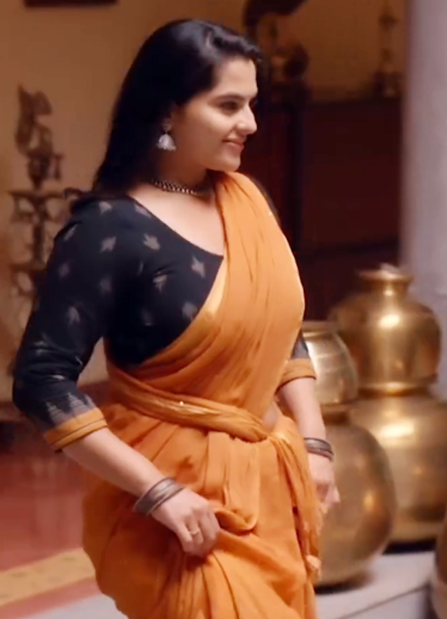 Balagam heroine Kavya kalyanram mesmarizing dance steps in saree9