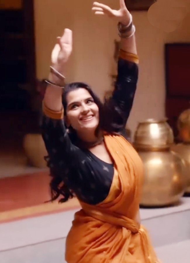 Balagam heroine Kavya kalyanram mesmarizing dance steps in saree10