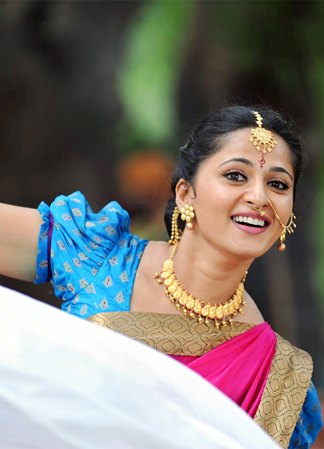 Tollywood Actress Anushka Shetty Rare and Unseen Viral Photos28