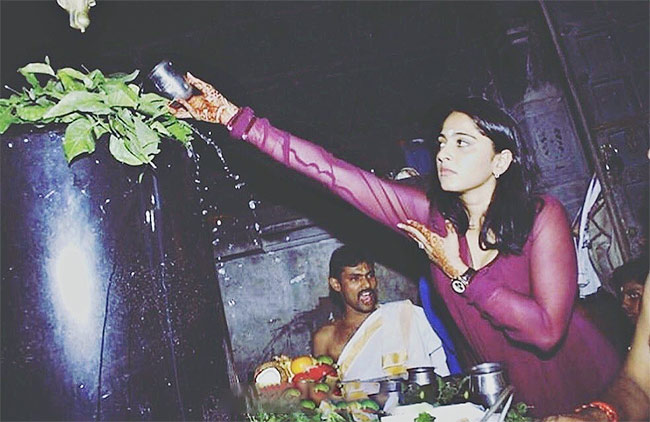 Tollywood Actress Anushka Shetty Rare and Unseen Viral Photos41