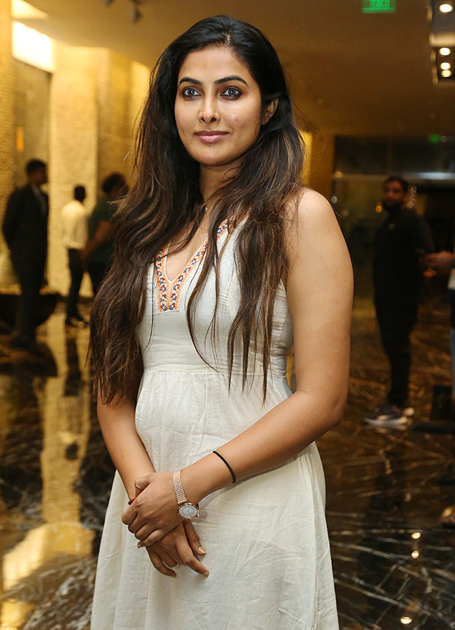 Actress Divi Vadthya in Kanguva Movie Pre Release Event3