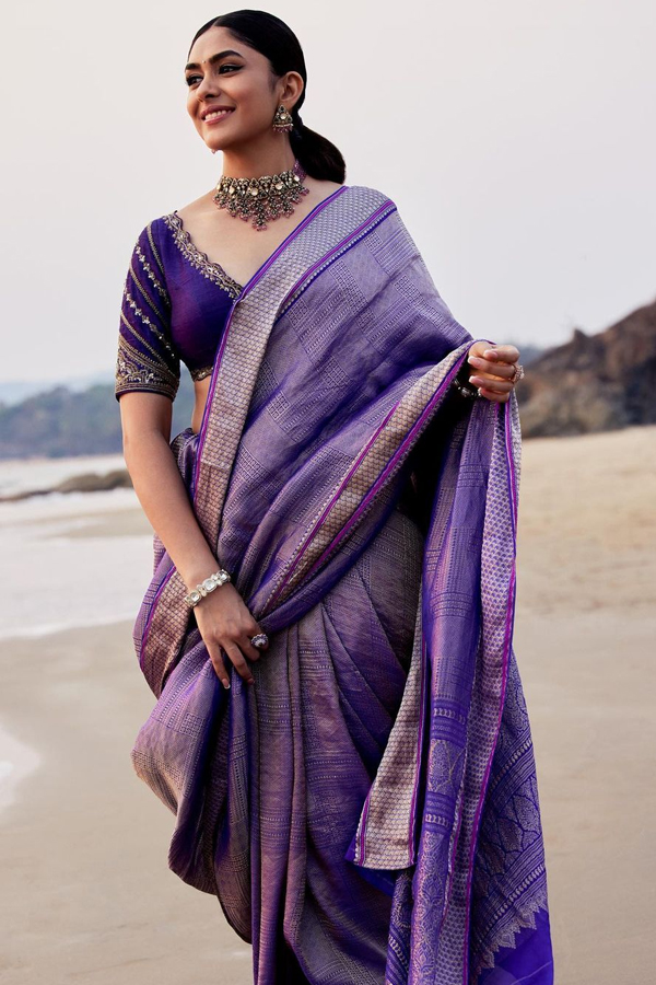 Vibrates Your Look With Trendy Purple Color Saree2