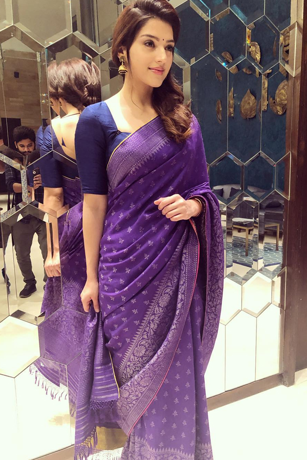 Vibrates Your Look With Trendy Purple Color Saree14