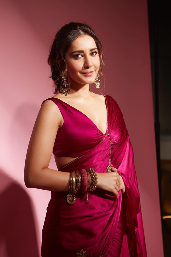 Tollywood Actress Raashii Khanna Gorgeous Photos In Pink Saree9