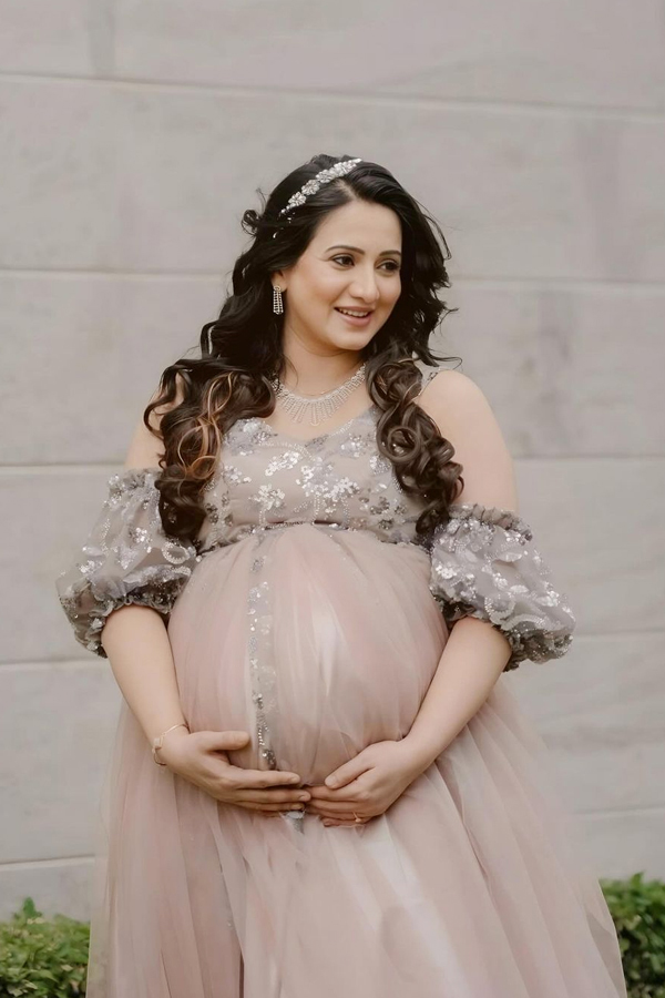 Kannada Actress Harshika Poonacha Pregnancy Days Photos Viral15