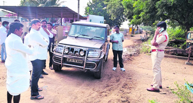 అధికార పార్టీకి పోలీసులు తొత్తులుగా మారారు1