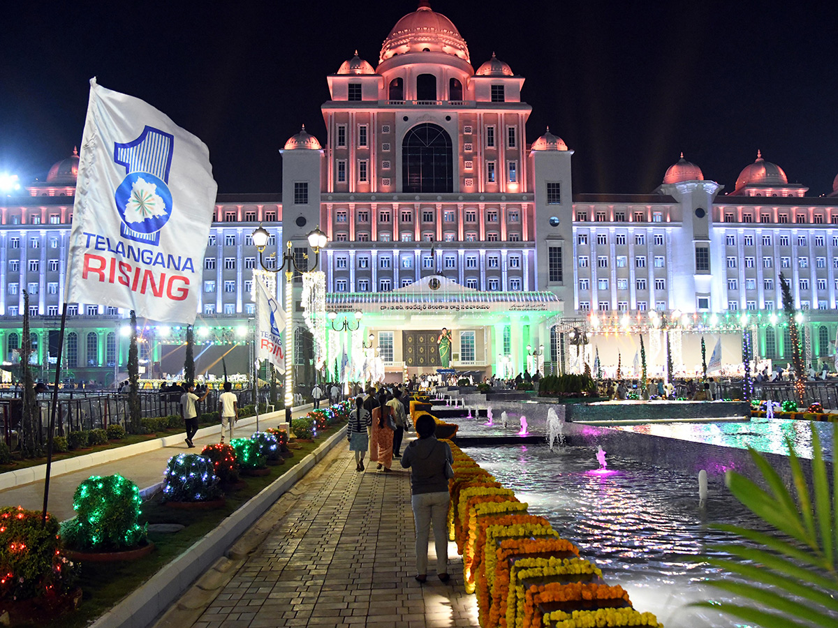 CM Revanth Reddy Inaugurates Telangana Thalli Statue At Secretariat11