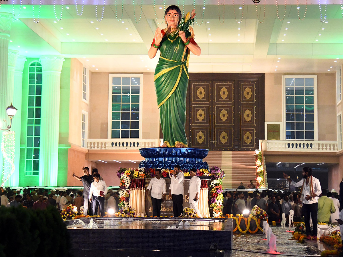 CM Revanth Reddy Inaugurates Telangana Thalli Statue At Secretariat12