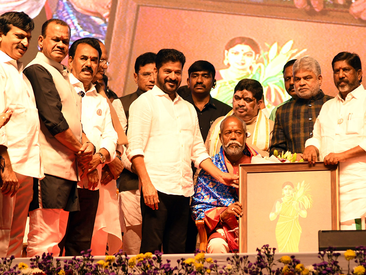 CM Revanth Reddy Inaugurates Telangana Thalli Statue At Secretariat16