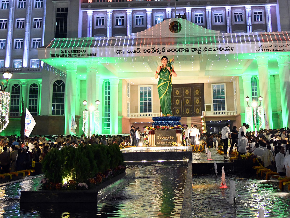 CM Revanth Reddy Inaugurates Telangana Thalli Statue At Secretariat21