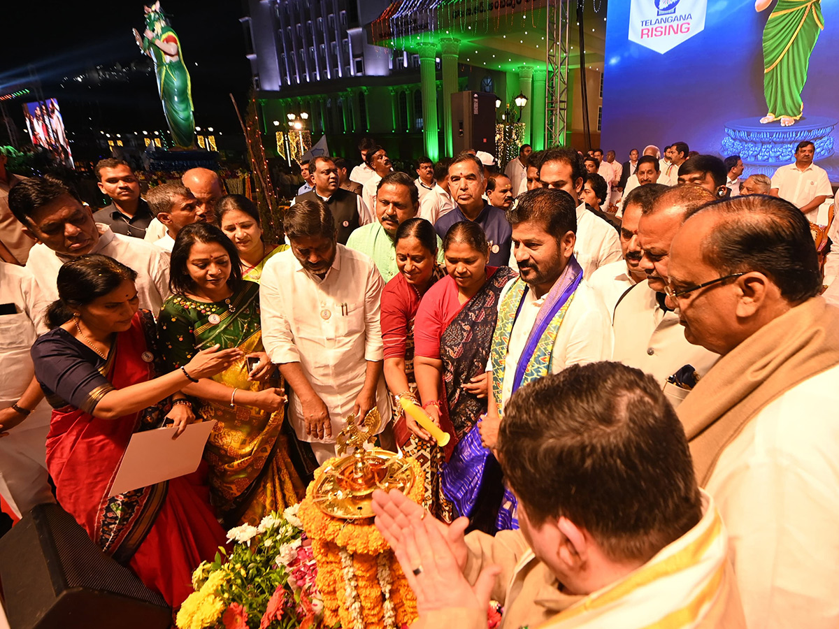 CM Revanth Reddy Inaugurates Telangana Thalli Statue At Secretariat22