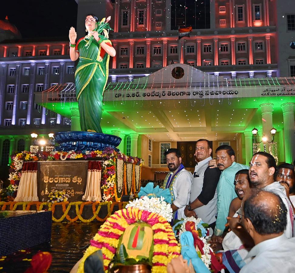 CM Revanth Reddy Inaugurates Telangana Thalli Statue At Secretariat5