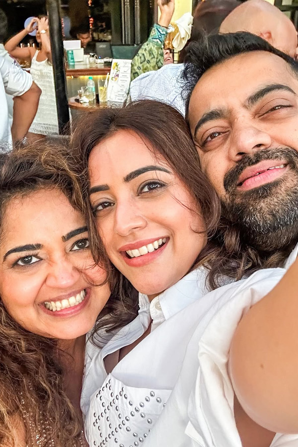 Nisha Aggarwal Spent JoyFul Sunday With Friends Photos9