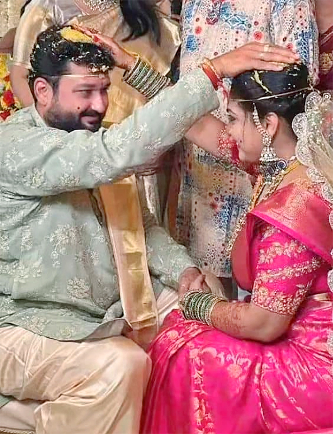 TV Actor Sai Kiran and Sravanthi Wedding Photos Goes Viral12