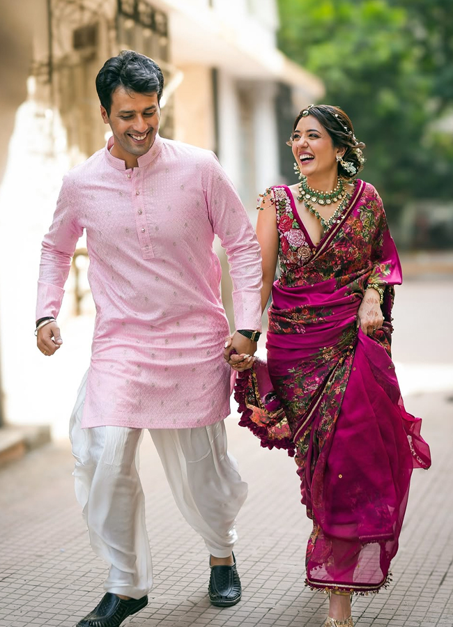 Travel influencer tanya khan get married in court looks beautiful in pink floral saree11