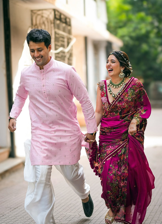 Travel influencer tanya khan get married in court looks beautiful in pink floral saree13